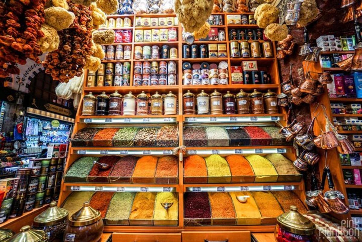 un magazin plin cu o mulțime de produse de diferite culori