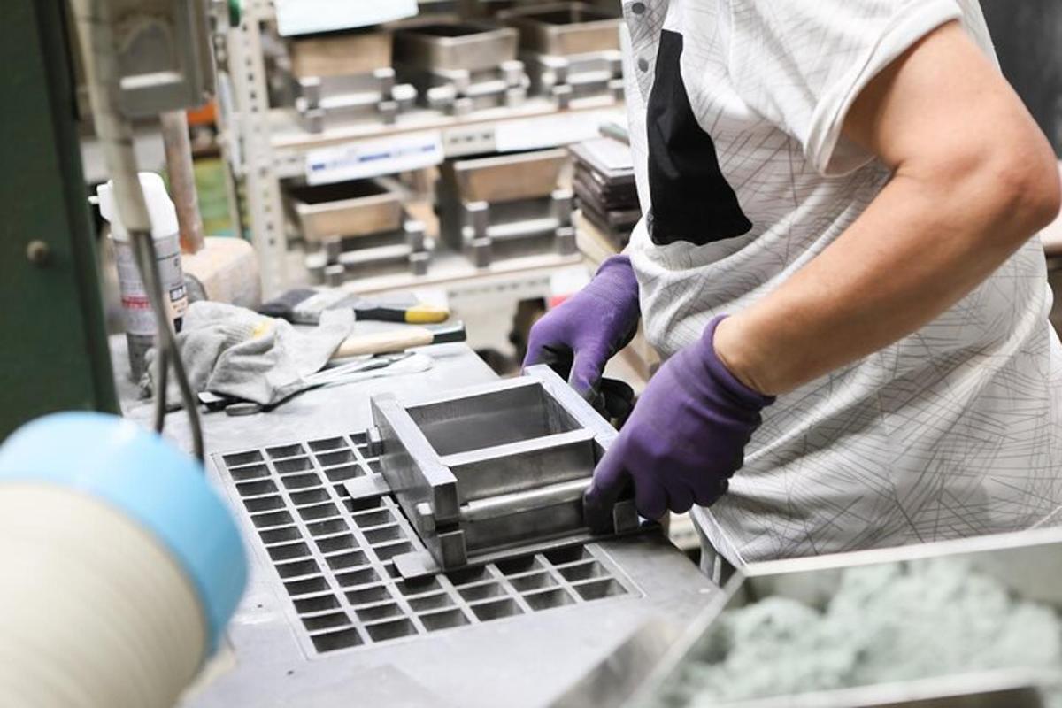 uma pessoa trabalhando em uma fábrica com uma máquina