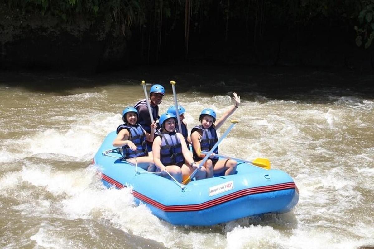 một nhóm người trên bè trên sông
