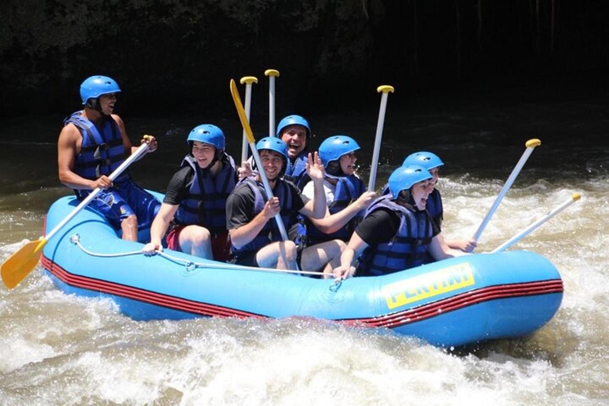 eine Gruppe von Menschen in einem Floß im Wasser
