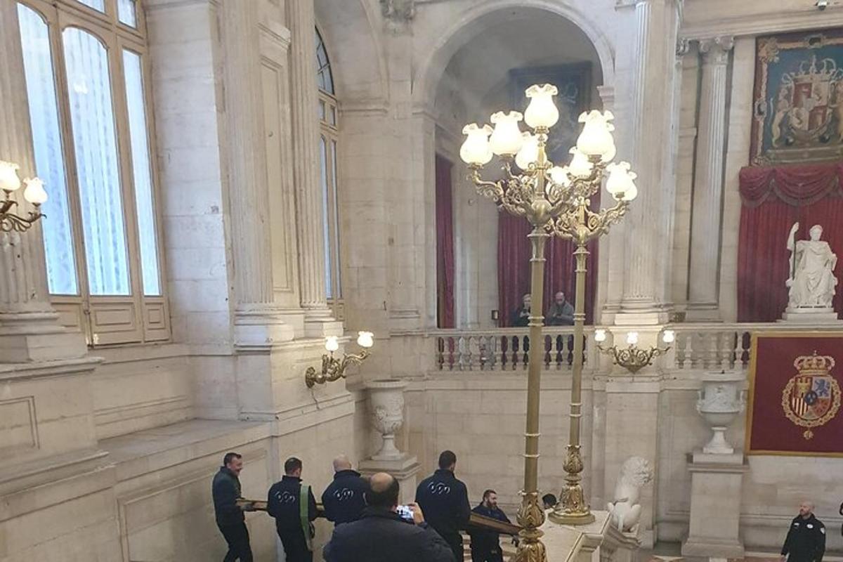 un gruppo di persone in piedi in una stanza di un edificio