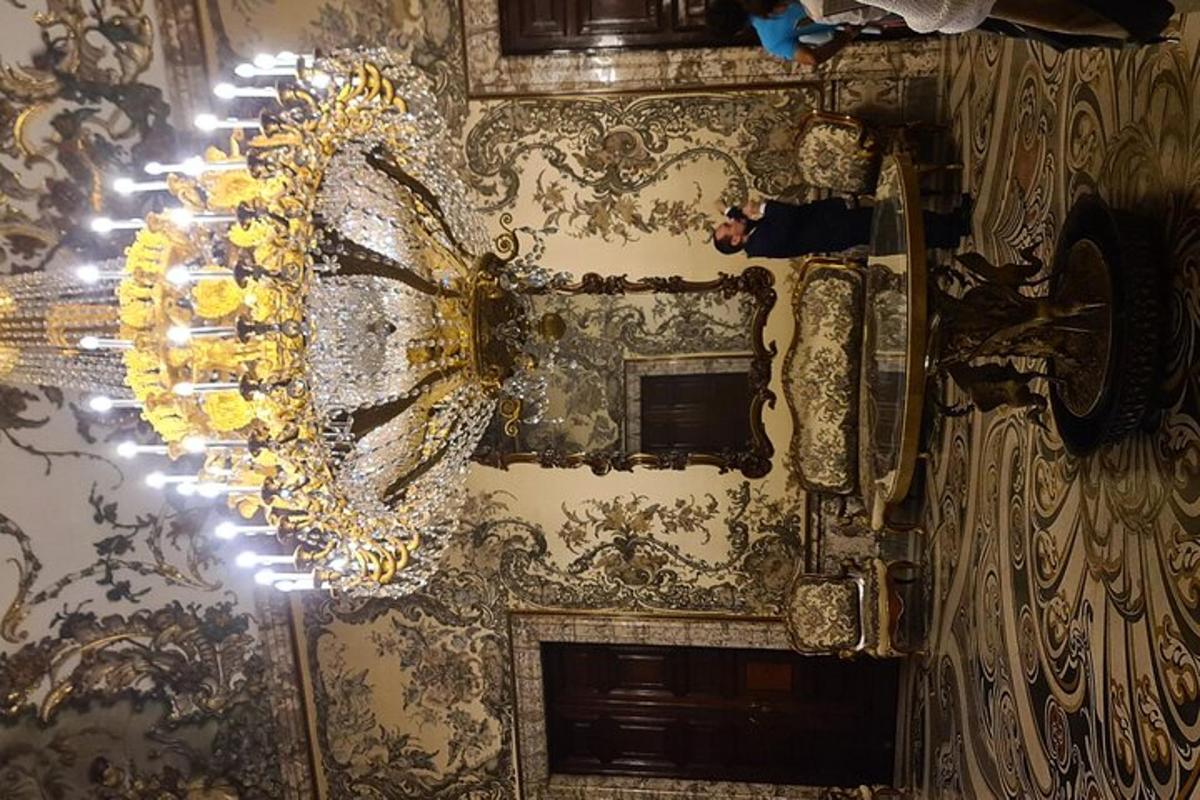 una persona in piedi in una stanza con una parete elegante