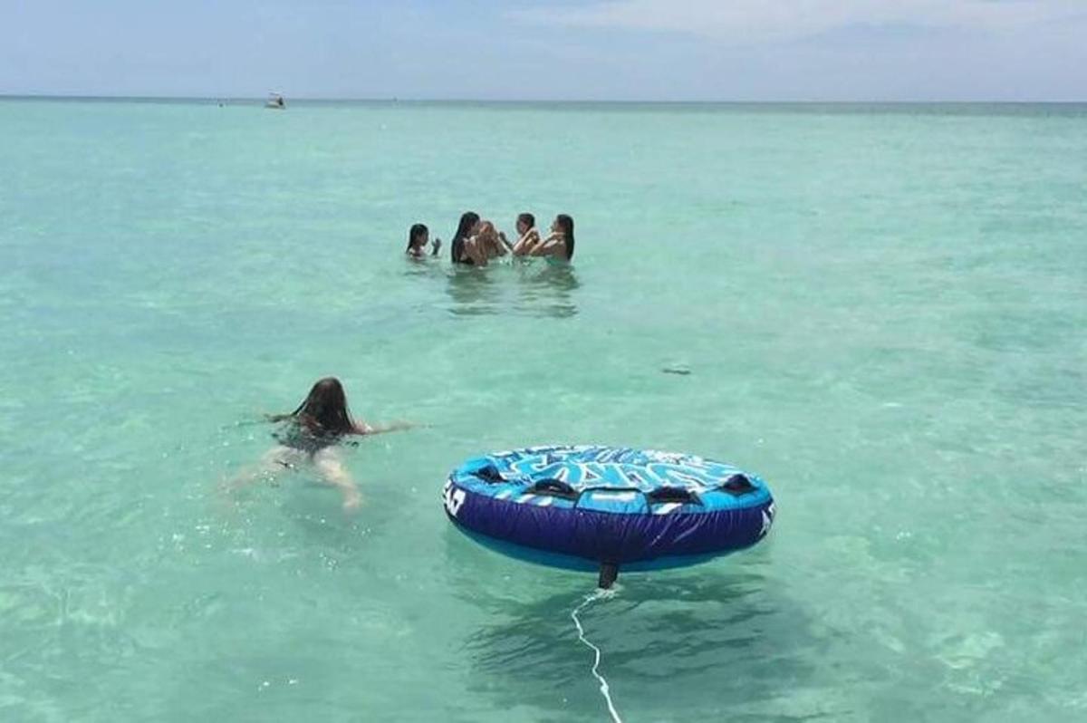 skupina lidí plavajících v oceánu