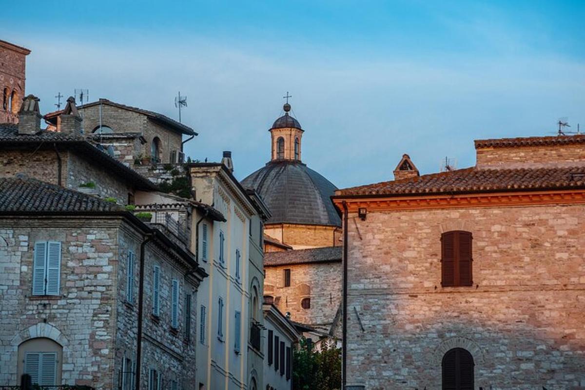 un gruppo di edifici con una cupola sullo sfondo
