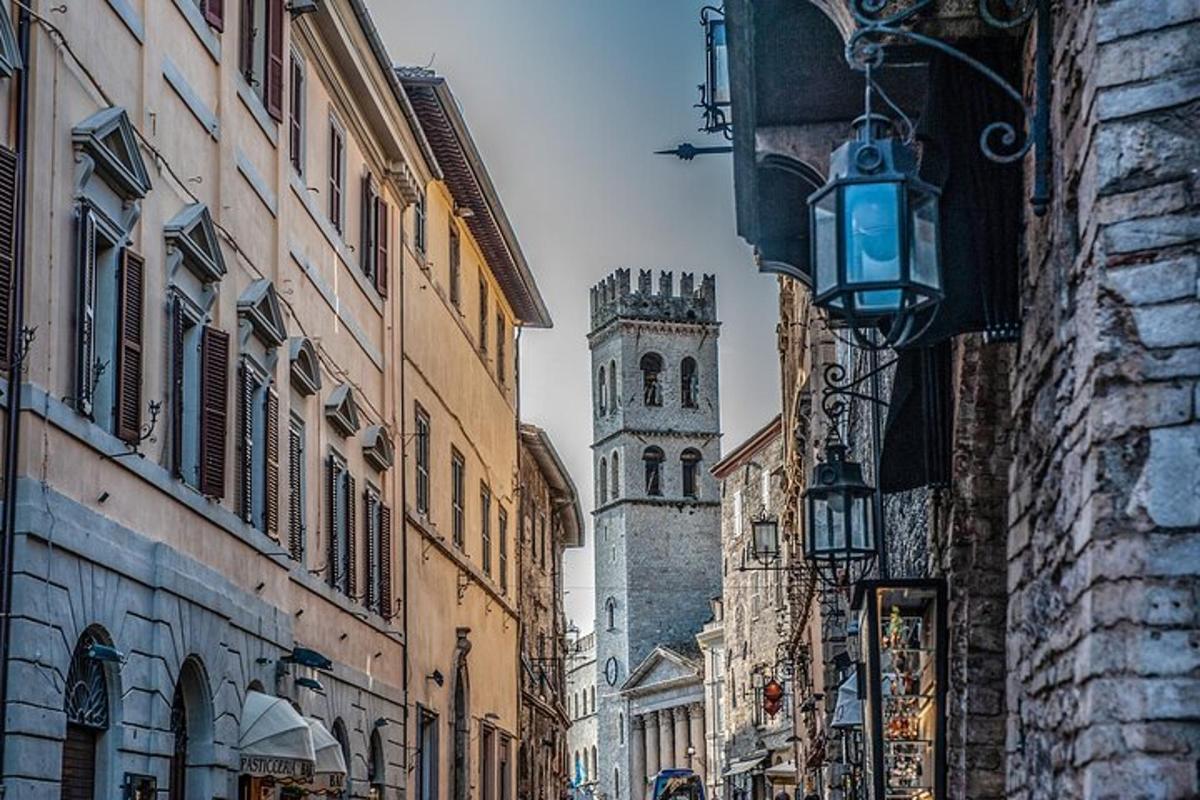 una strada cittadina con una torre dell'orologio in lontananza
