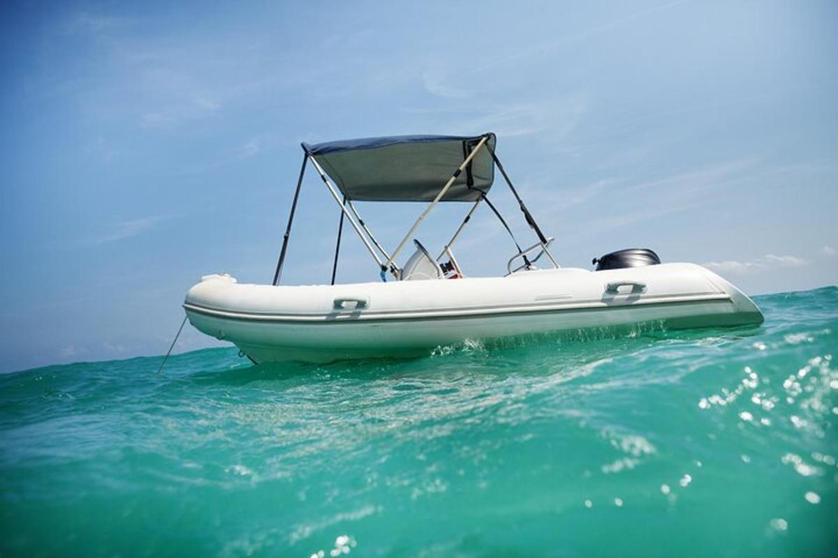 een witte boot die midden op de oceaan ligt