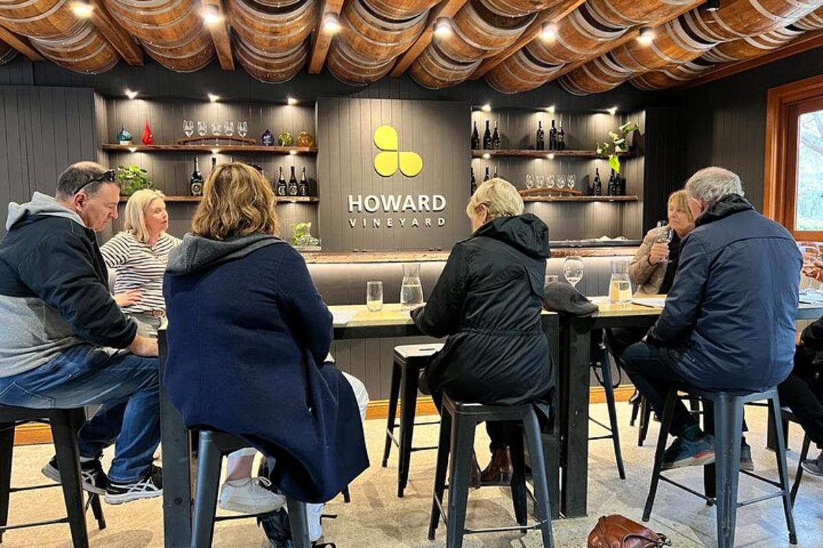 hópur fólks situr við borð á bar