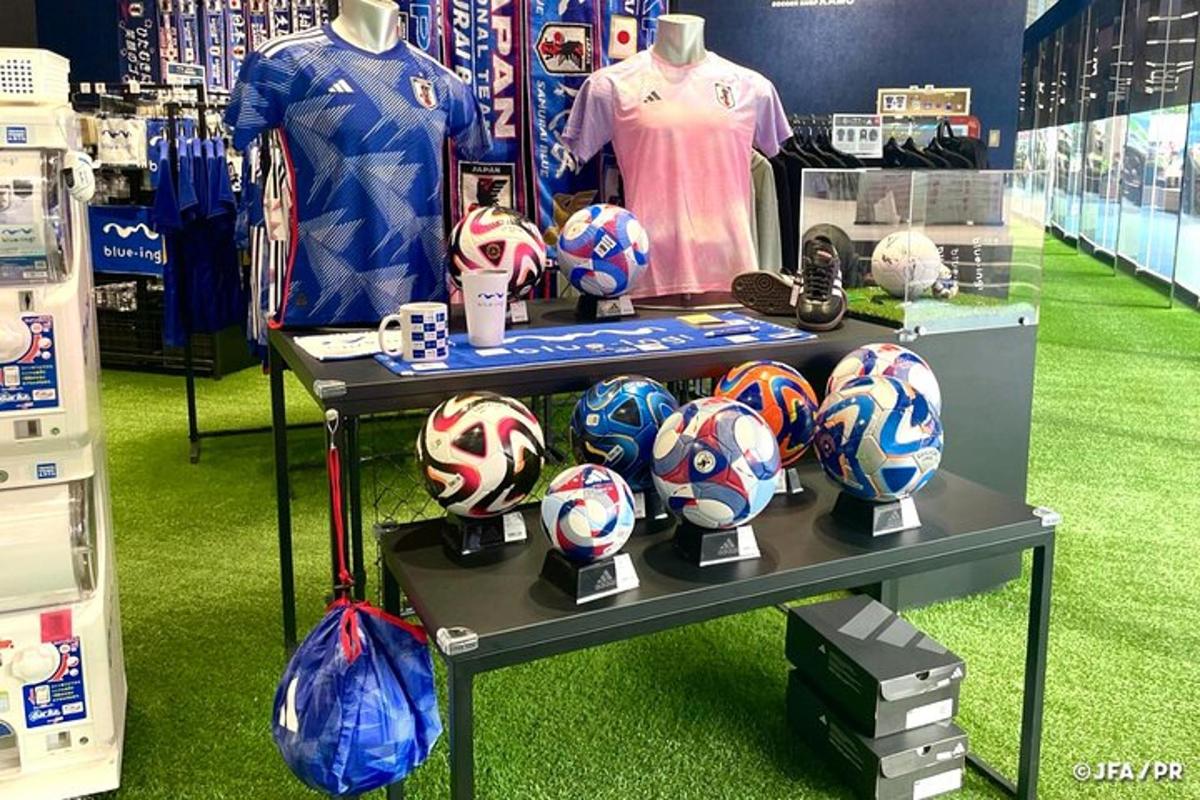 un grup de mingi de fotbal expuse într-un magazin