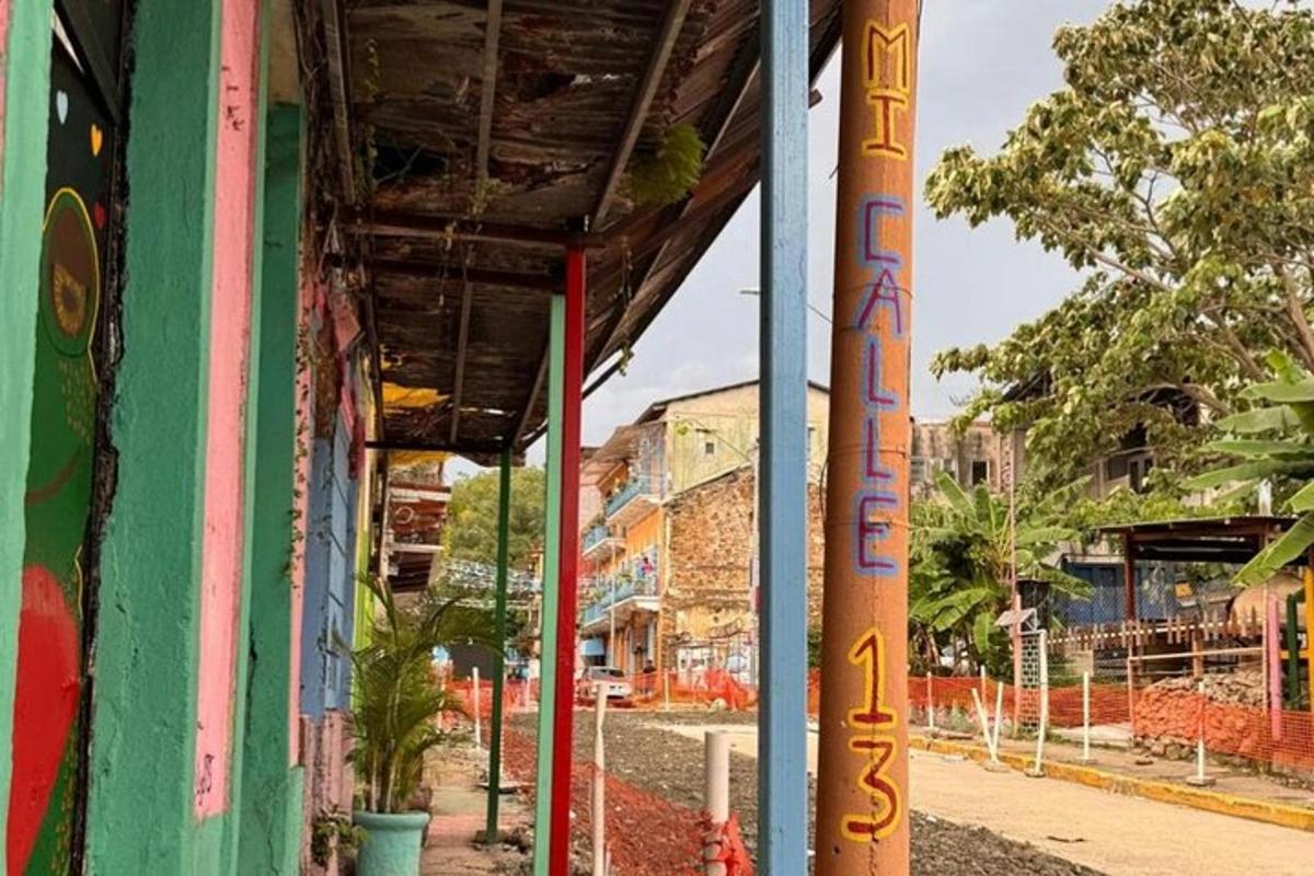 un edifici que té un rètol al costat