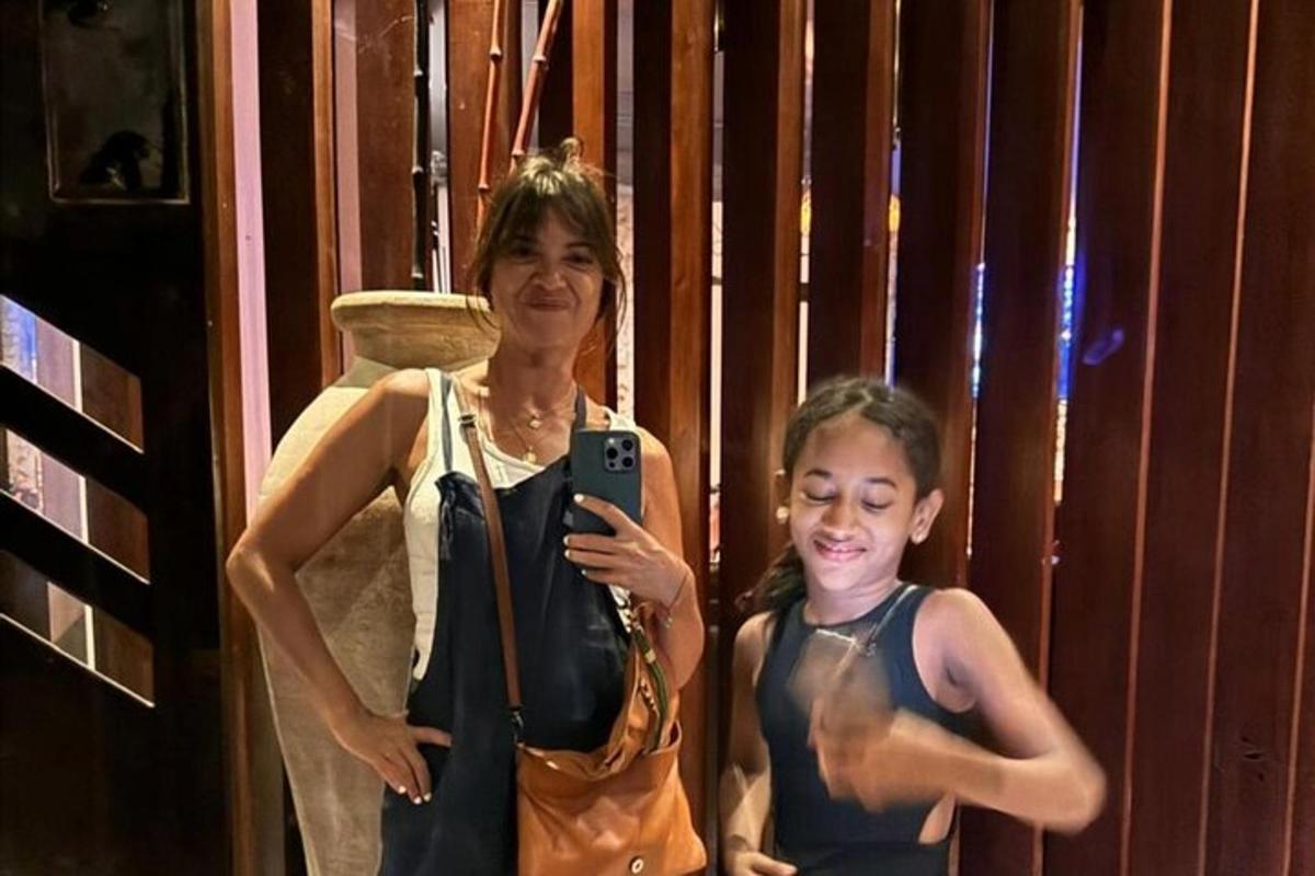 una dona i una nena fent-se una foto al mirall