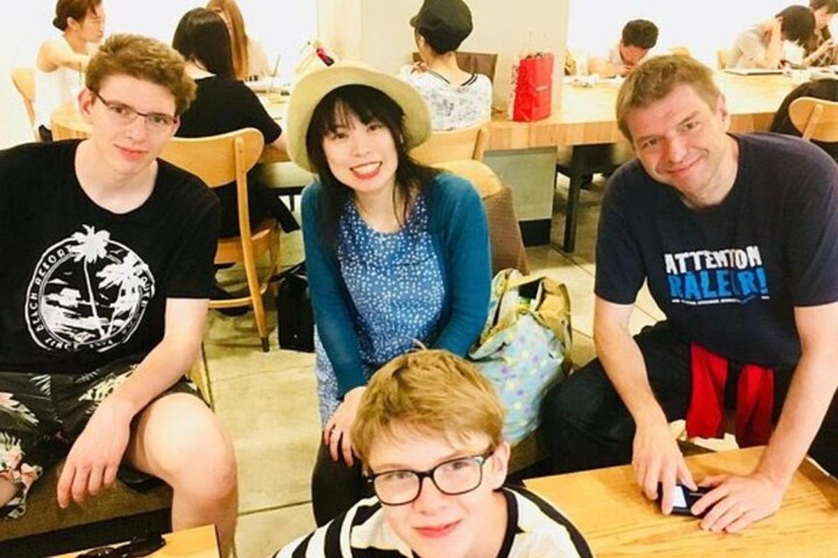 Un grupo de personas sentadas en una mesa en un aula.