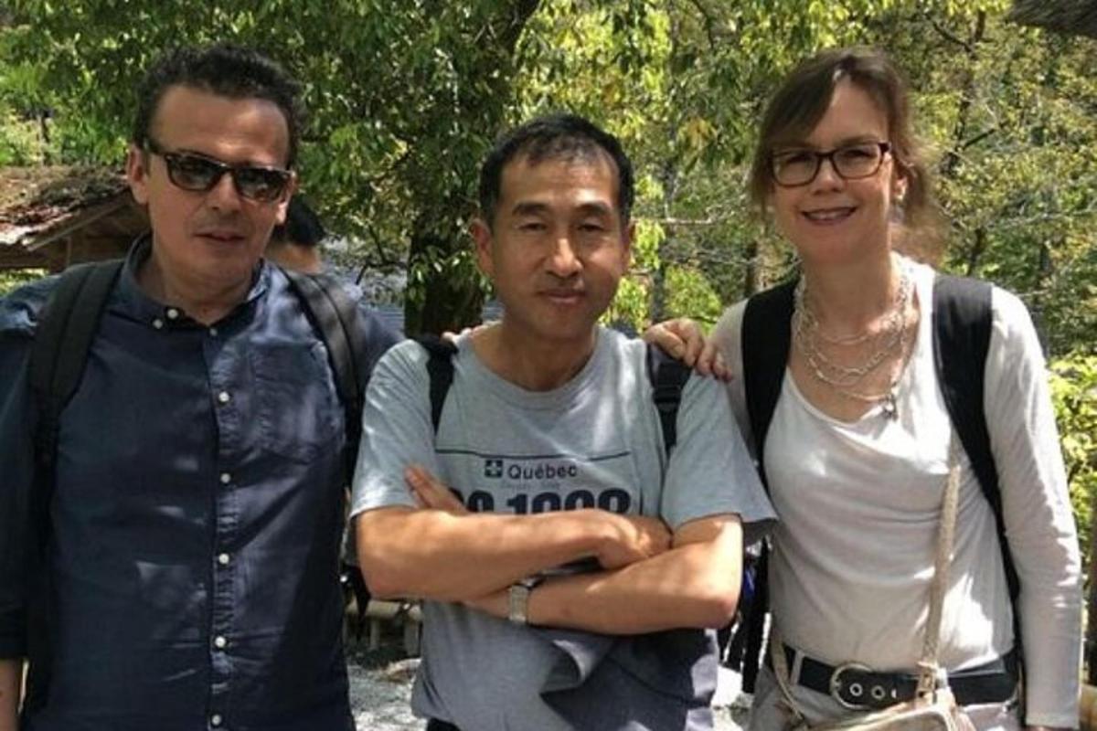 двое мужчин и женщина позируют для фотографии