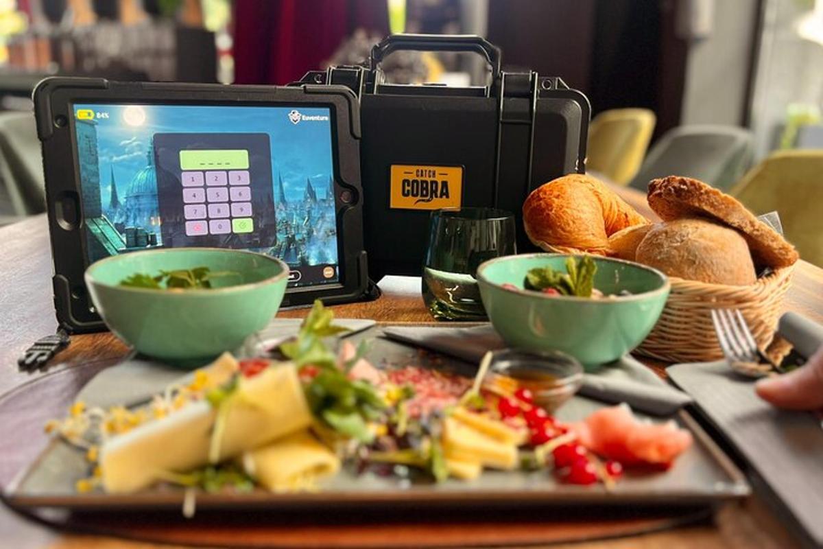 un tavolo con un piatto di cibo e un tablet