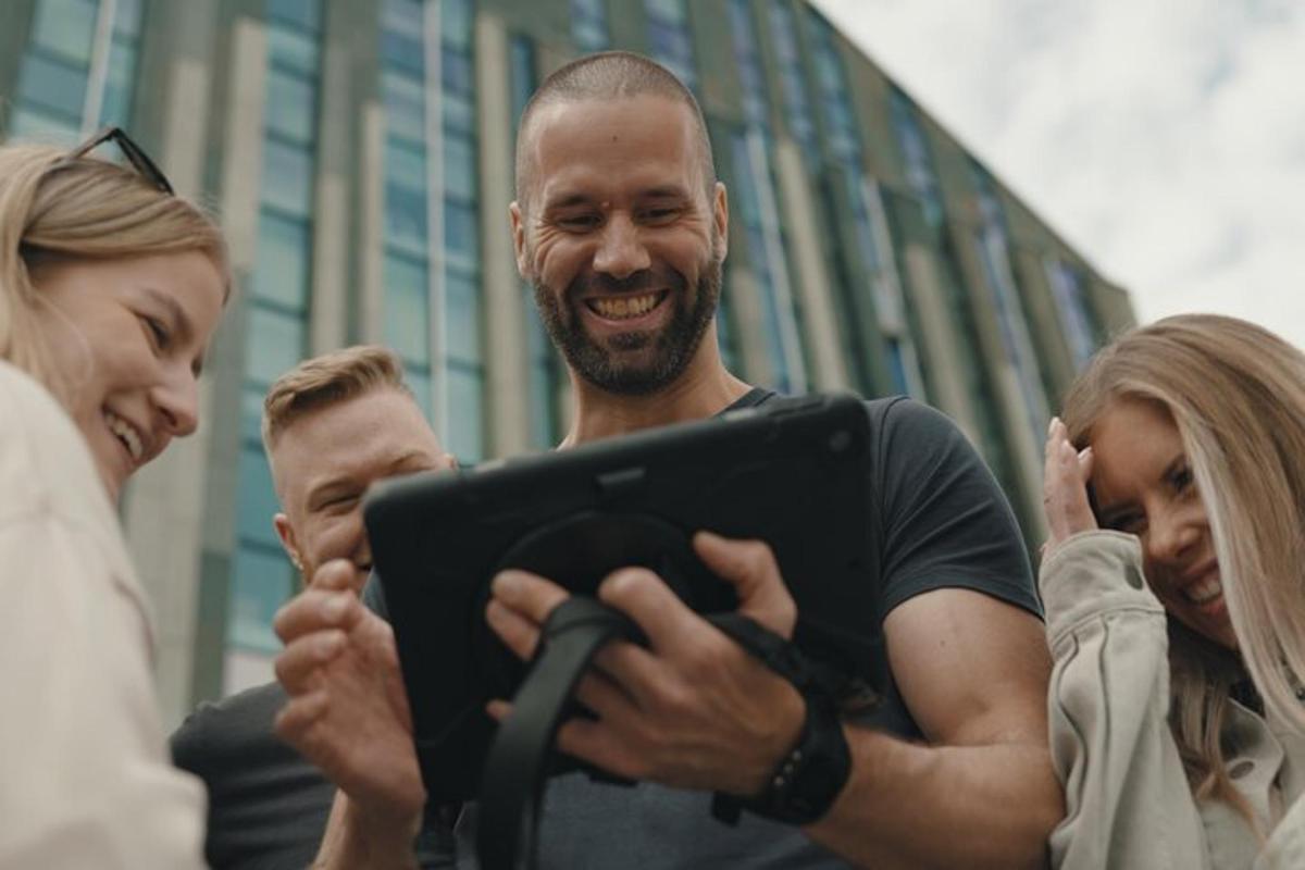 un uomo che scatta una foto a un gruppo di persone