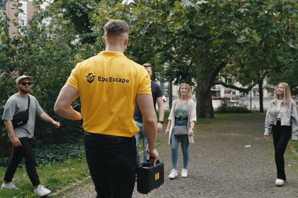 un gruppo di persone che camminano in un parco
