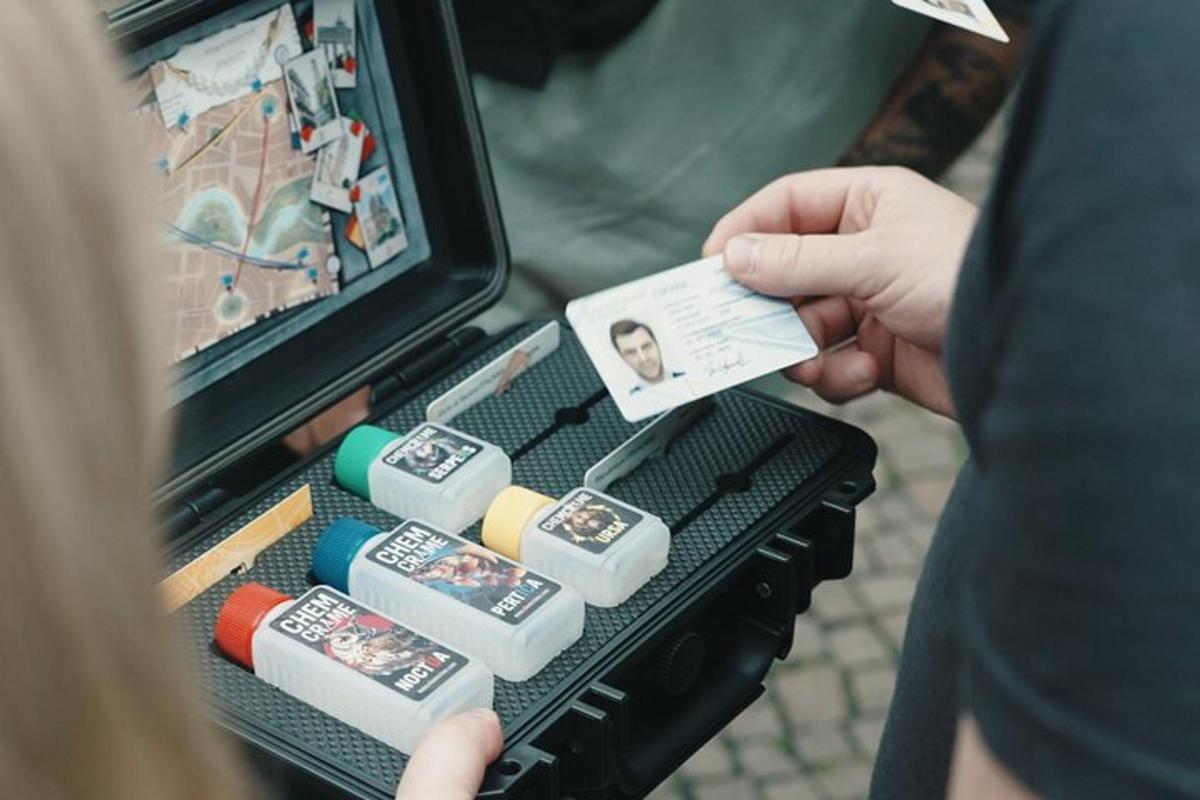una persona che tiene una carta di credito in una cassa