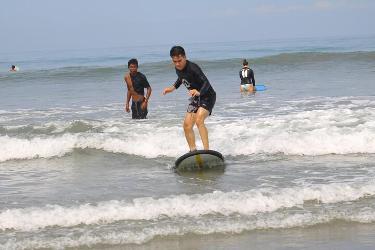 un uomo che cavalca un'onda su una tavola da surf nell'oceano