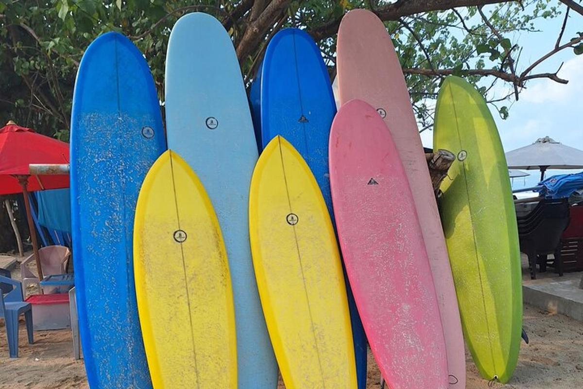 un gruppo di tavole da surf allineate contro un muro