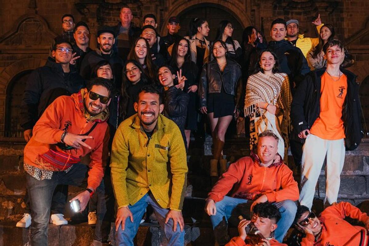 un gruppo di persone che posano per una foto su un palco