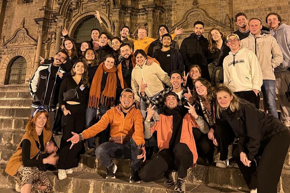 un gruppo di persone in posa per una foto davanti a un edificio