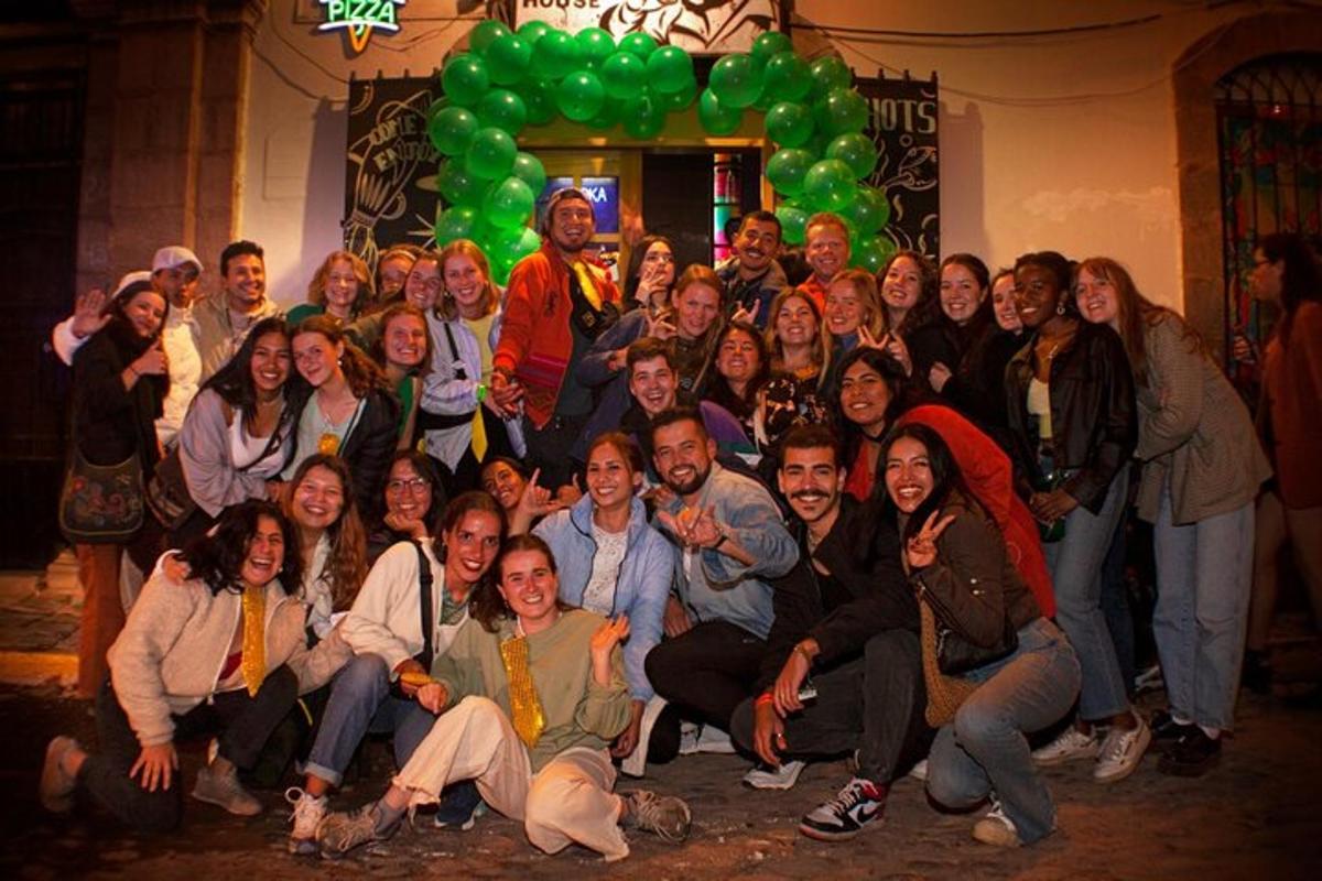 un gruppo di persone che posano per una foto