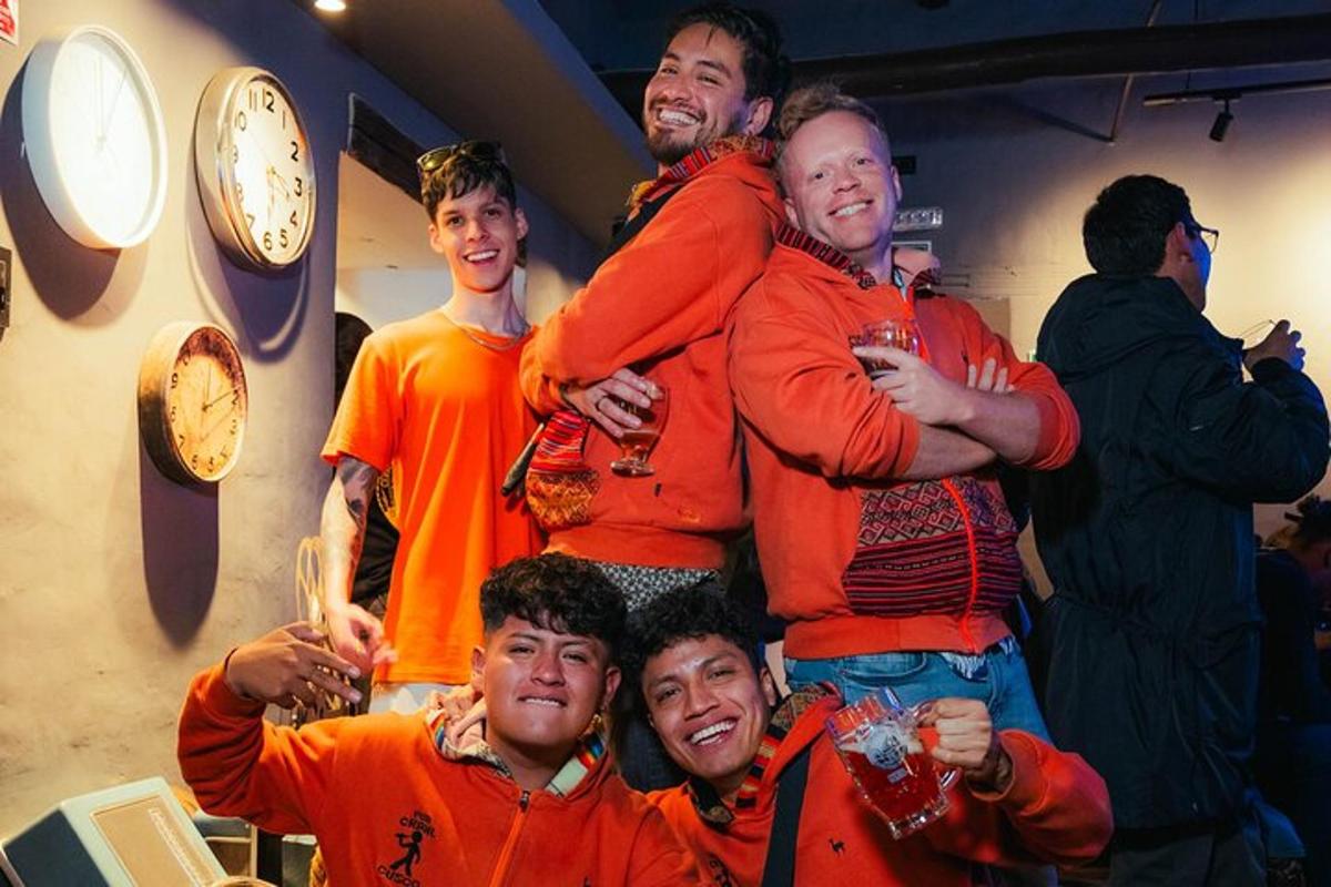 un gruppo di uomini in magliette arancioni che posano per una foto
