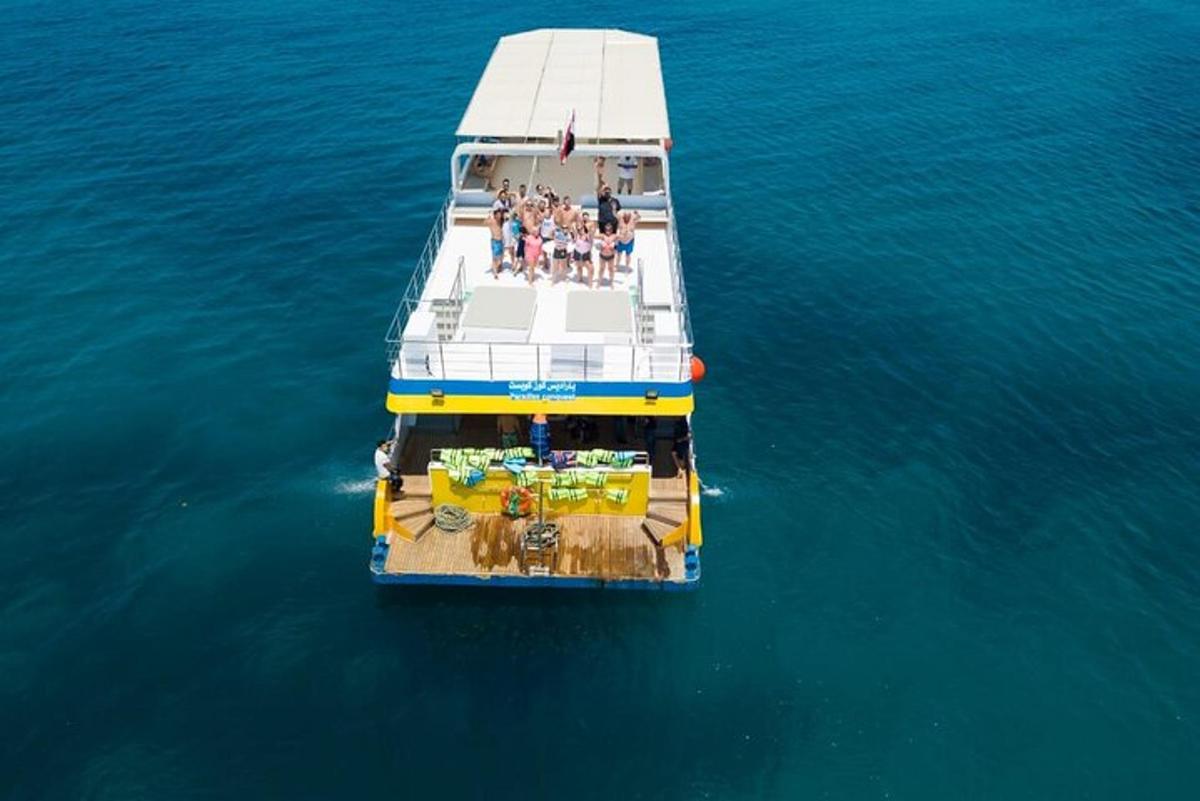 un grupo de personas en un barco en el agua