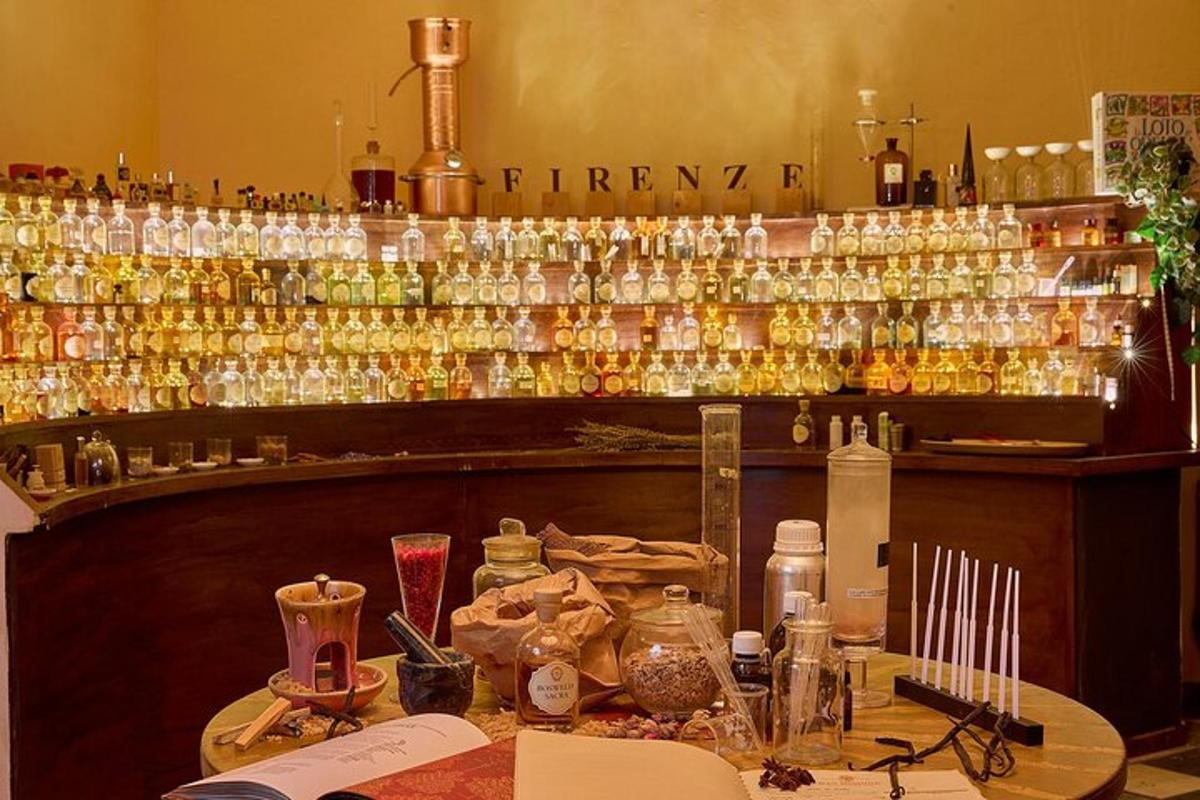 um bar com muitos copos em uma prateleira
