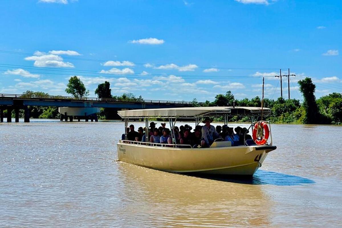 een groep mensen die in een boot op een rivier varen