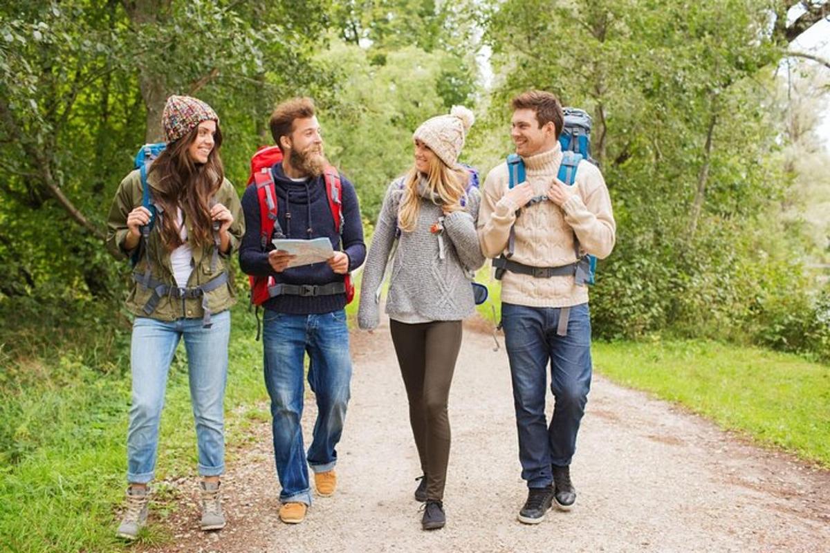 um grupo de pessoas caminhando por um caminho