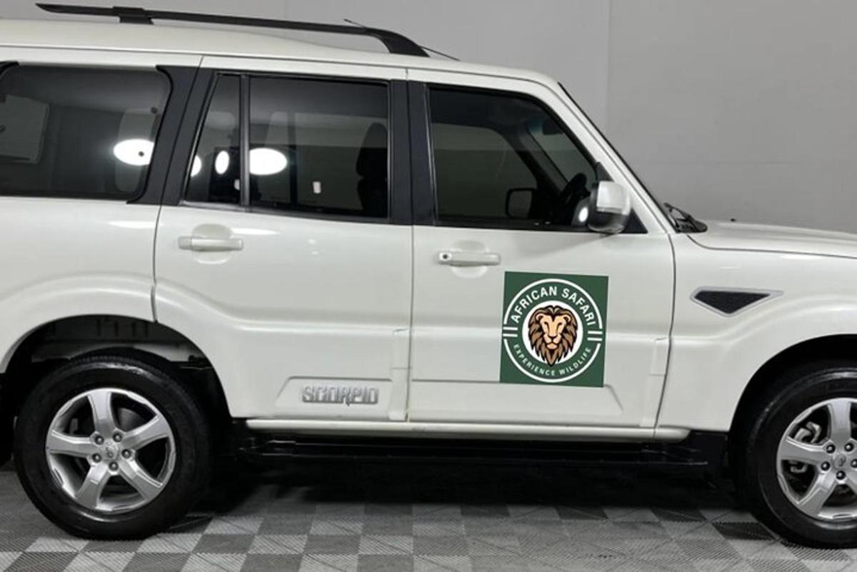 ein weißer SUV mit einem grünen Logo an der Seite