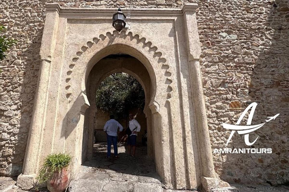due persone che camminano attraverso un arco in un edificio