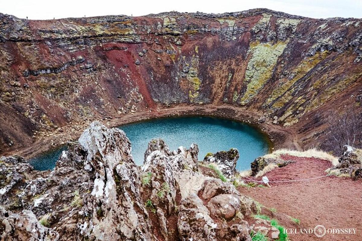 una cueva en la ladera de una montaña rocosa