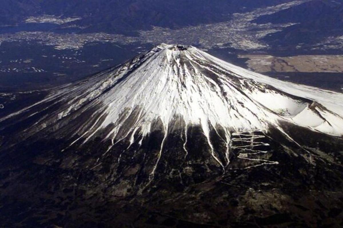 Una cima de montaña cubierta de nieve con una montaña cubierta de nieve