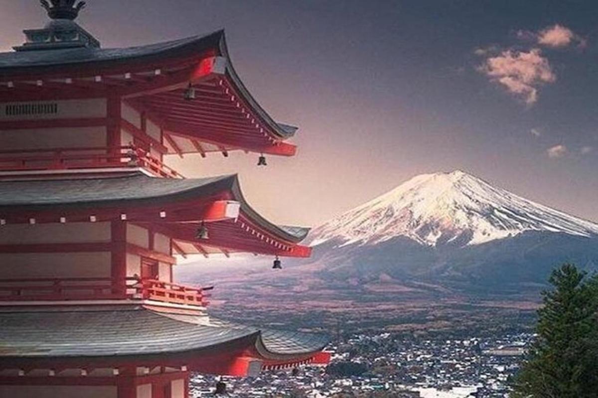 Una pagoda con una montaña nevada al fondo