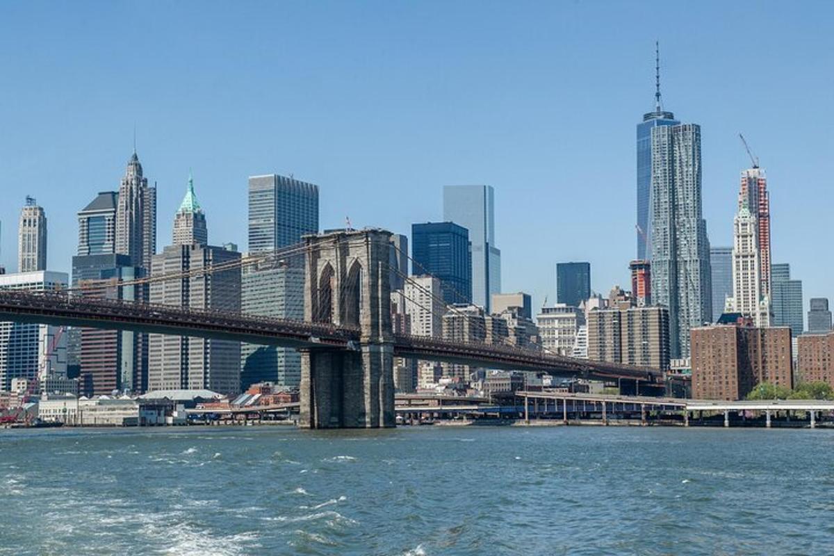 un ponte sull'acqua di fronte a una città