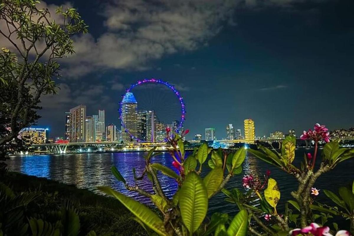 Útsýni yfir London Eye upplýst á nóttunni