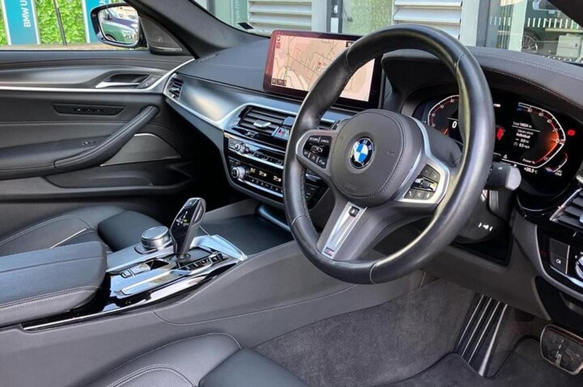 поглед на BMW аутомобил са воланом