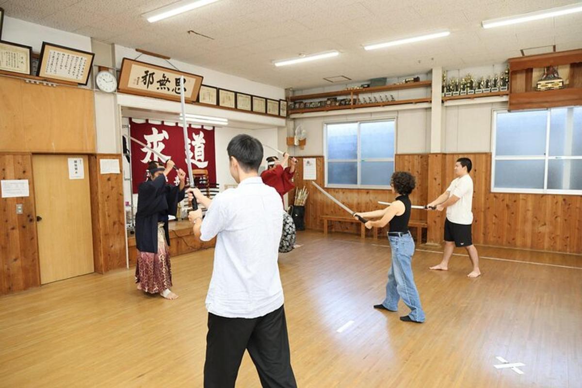 ダンスフロアでロープで遊んでいる人々のグループ