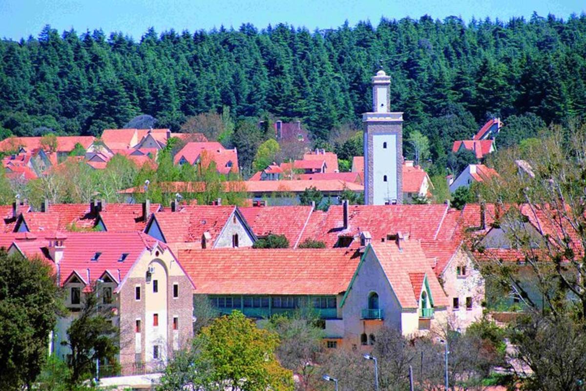 en by med en kirke med et klokketårn