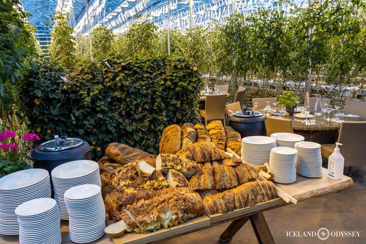 een tafel bedekt met borden, broodjes en brood