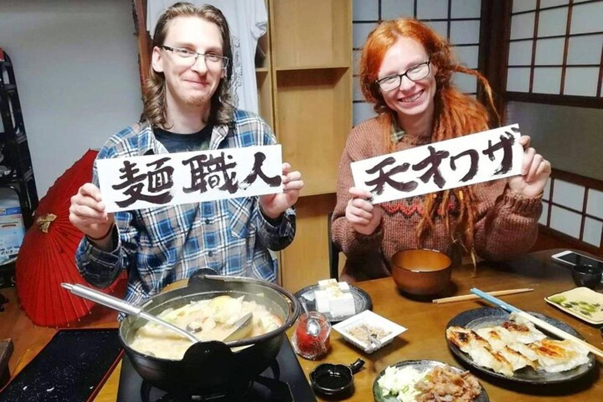 due persone che tengono cartelli davanti a un tavolo con del cibo