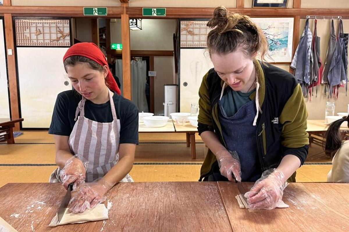 due donne stanno preparando il cibo su un tavolo