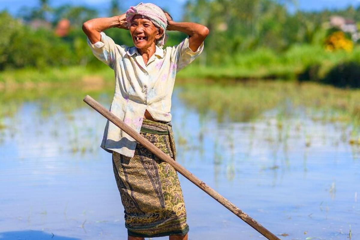 Una mujer está remando un bote en el agua
