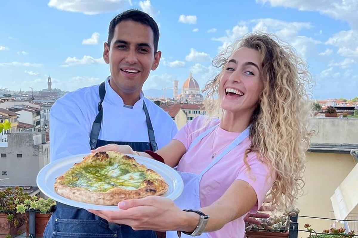 un home i una dona que sostenen un plat de pizza