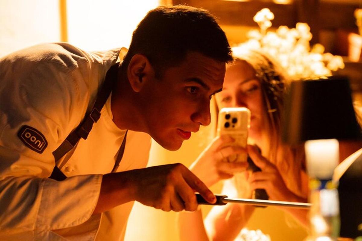 un home fent una foto d'una dona que sosté un telèfon mòbil