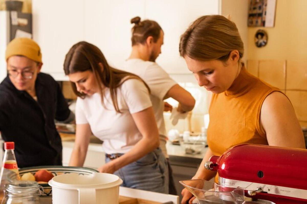un groupe de personnes dans une cuisine préparant de la nourriture