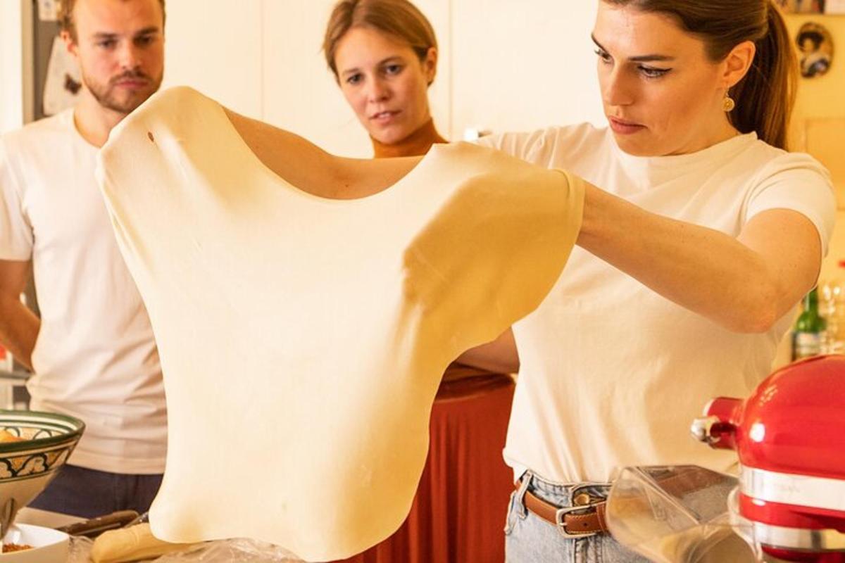 una donna sta lavorando a una camicia in cucina