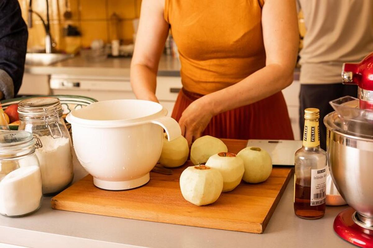 una donna in piedi in cucina che taglia le cipolle su un tagliere