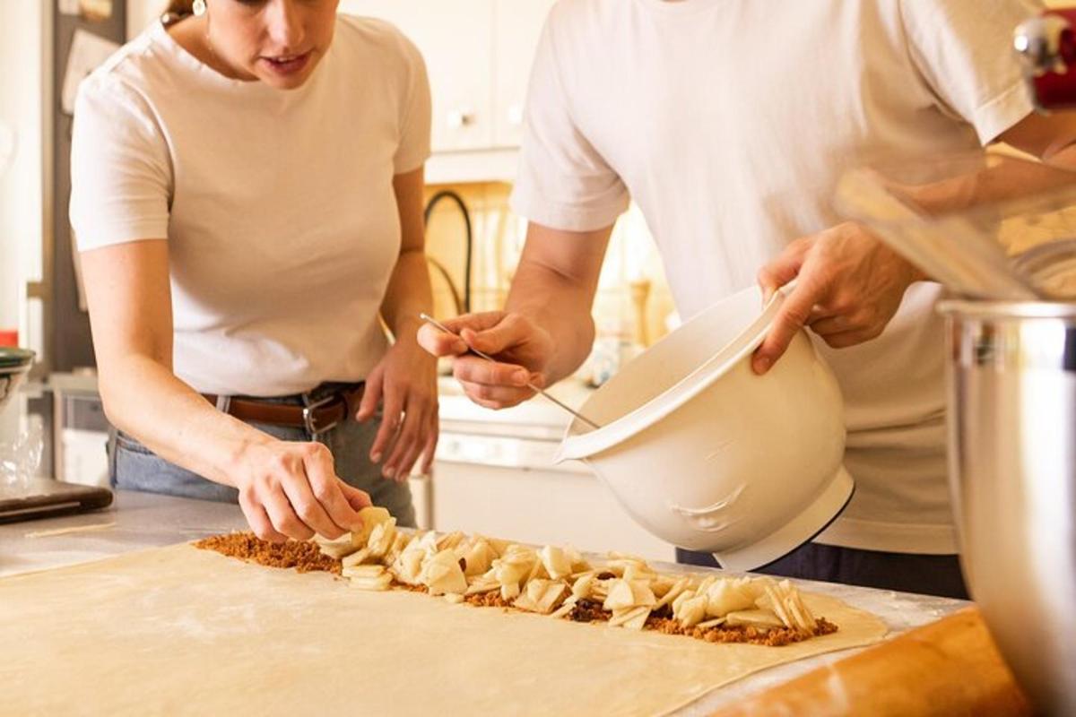 due persone in cucina che preparano il cibo su un tagliere